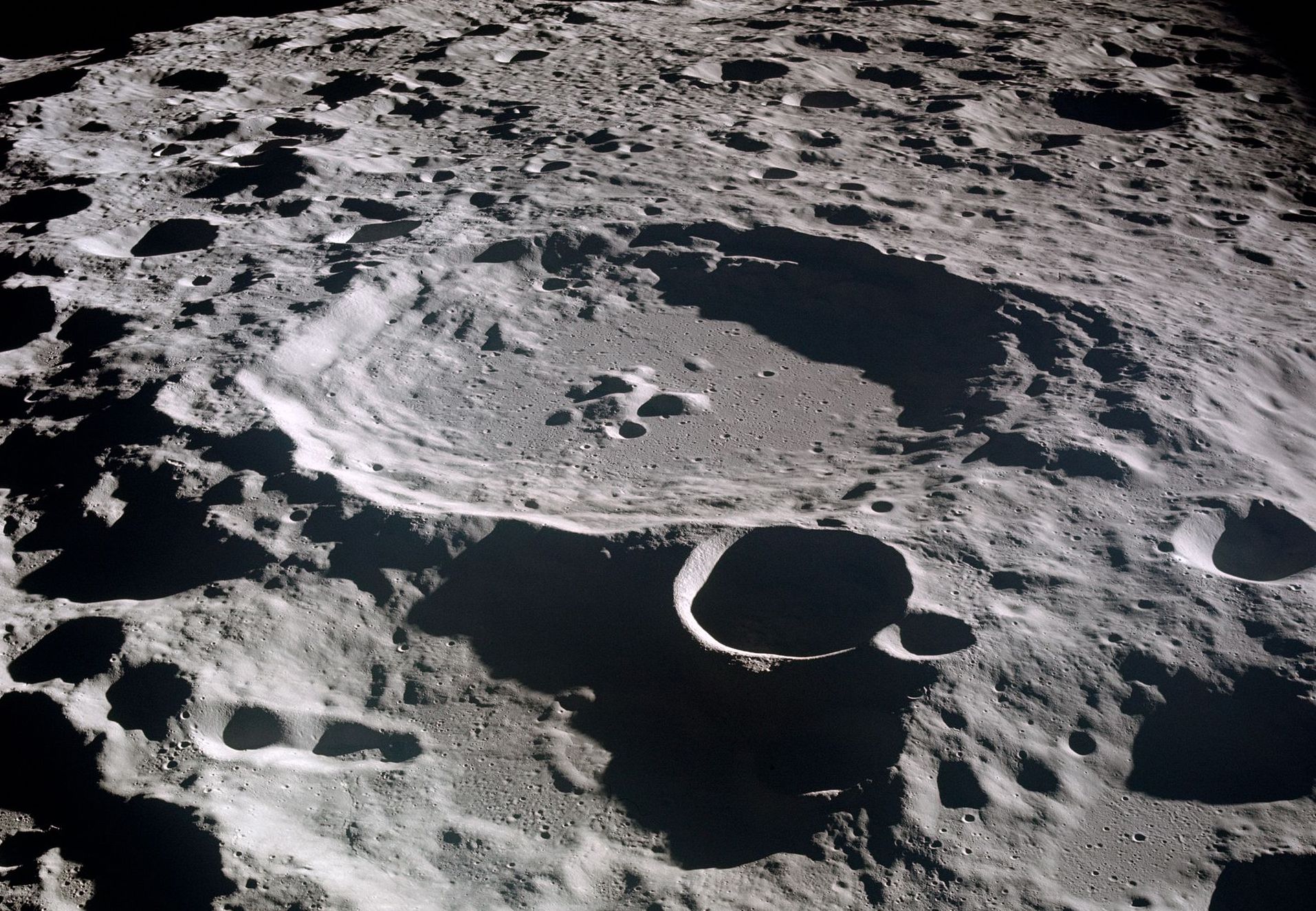 Lunar_crater_Daedalus
