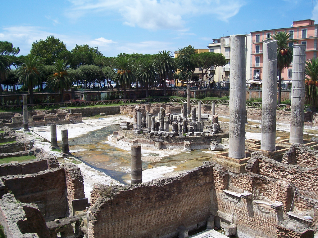 Serapeum_(Pozzuoli)_-2