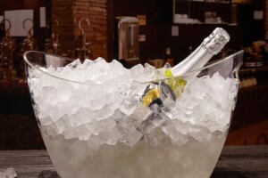 Acqua, ghiaccio e sale per raffreddare le bevande: come fare e perché funziona