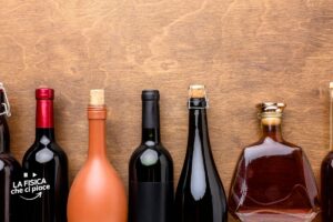Tappo incastrato nella bottiglia, tiralo fuori così: ti basta un sacchetto di plastica