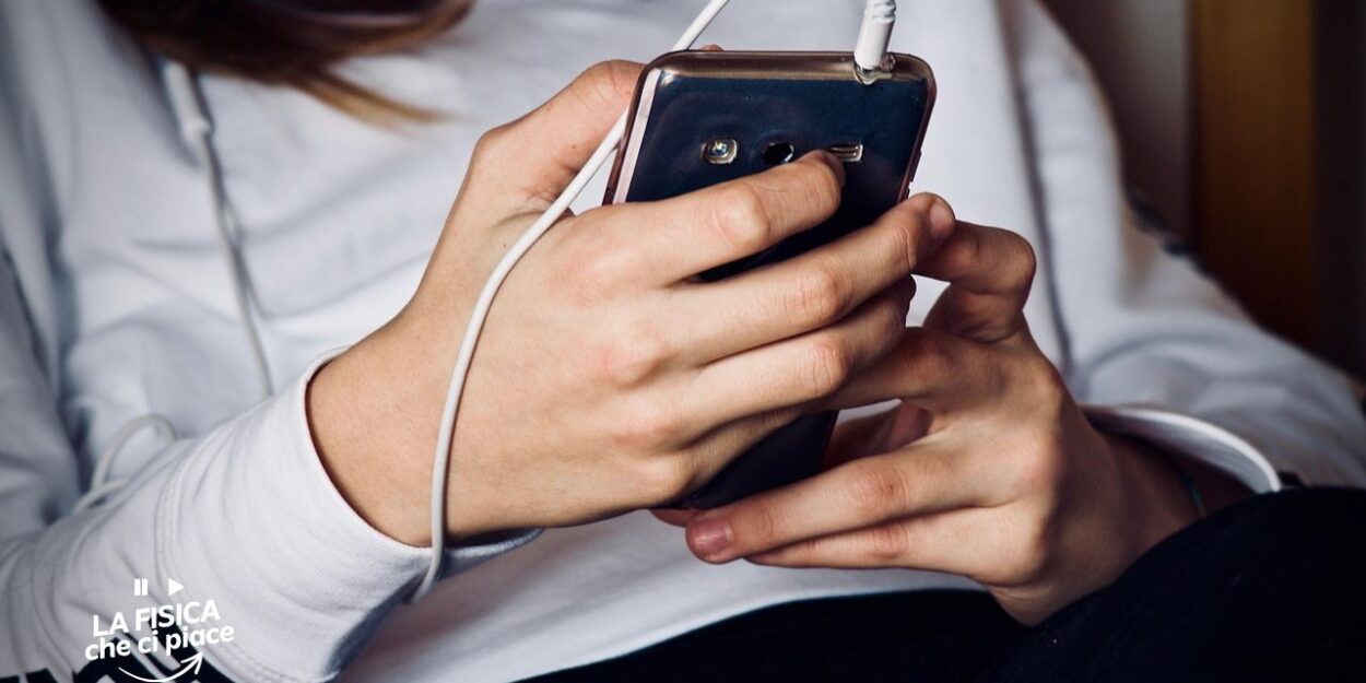Dormi con il telefono vicino alla testa? Ecco quello che devi sapere