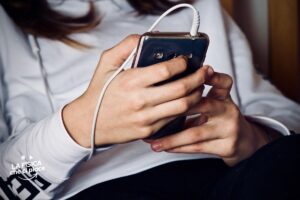 Dormi con il telefono vicino alla testa? Ecco quello che devi sapere