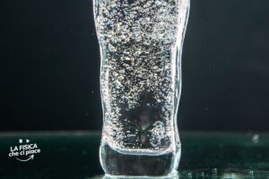 L'acqua frizzante fa male? Prima di smettere di berla ecco cosa dice la scienza