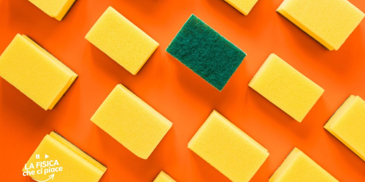 La spugnetta per lavare i piatti è tra le cose più sporche che abbiamo in casa: usa uno di questi due metodi e tornerà come nuova