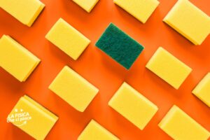 La spugnetta per lavare i piatti è tra le cose più sporche che abbiamo in casa: usa uno di questi due metodi e tornerà come nuova