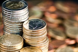 Poggiare in equilibrio una moneta su un limone, l'esperimento che ha fatto impazzire il web: ecco come puoi riuscirci