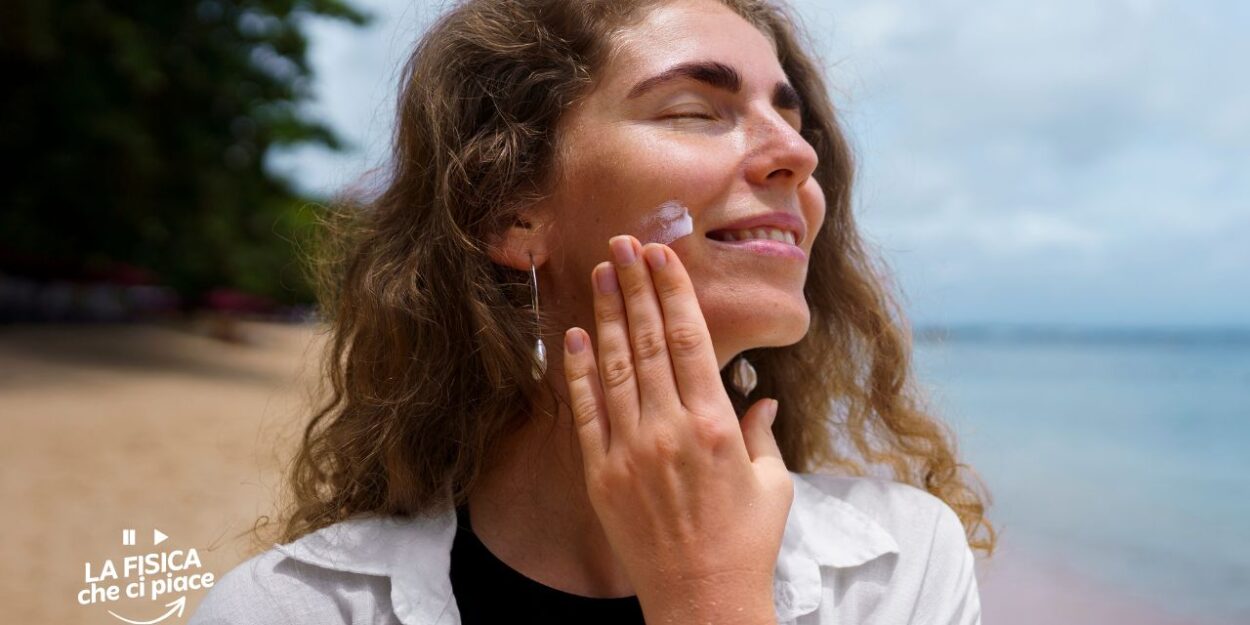 Se vuoi usare fino all'ultima goccia di crema solare fai così: ti basta un calzino per non sprecare nulla