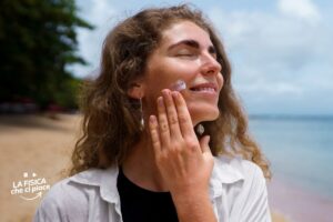Se vuoi usare fino all'ultima goccia di crema solare fai così: ti basta un calzino per non sprecare nulla