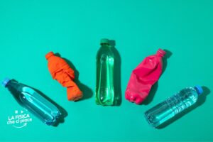 Bottle flip challenge, fai così e vincerai sempre: basta applicare un principio fisico