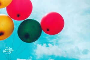 Se posi un palloncino su un chiodo esplode ma su tanti chiodi no: può sembrare un paradosso ma la spiegazione è semplicissima