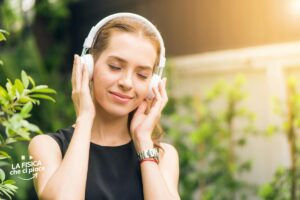 Cuffie bluetooth o a filo, c'è un pericolo per la nostra salute da non sottovalutare: cosa dice la scienza