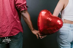 Il trucco di magia per stupire gli ospiti, ti basta un palloncino e dell'elio: rimarrà sospeso in aria