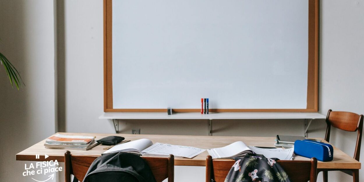 Alterna i fogli di due quaderni facendo scivolare uno dentro l'altro, non si staccheranno più: l'esperimento divertente (spiegato) da fare con i bambini