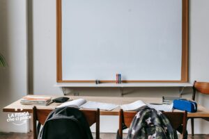 Alterna i fogli di due quaderni facendo scivolare uno dentro l'altro, non si staccheranno più: l'esperimento divertente (spiegato) da fare con i bambini