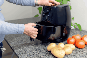 Carta forno in friggitrice ad aria: cosa dice la fisica