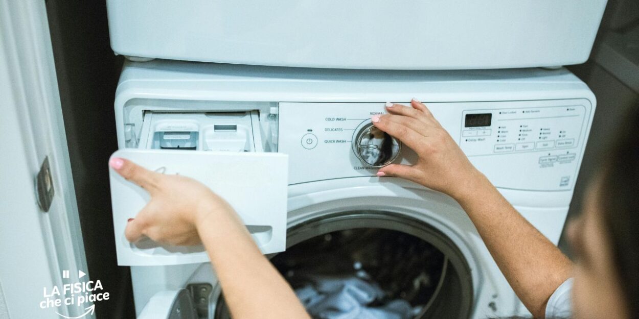 I vestiti si restringono ogni volta che li lavi in lavatrice: ecco perché accade e come evitare che accada
