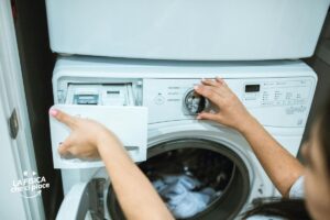 I vestiti si restringono ogni volta che li lavi in lavatrice: ecco perché accade e come evitare che accada