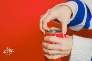 Acqua e Coca non si mescolano: l'esperimento divertente che lascerà i bambini senza parole