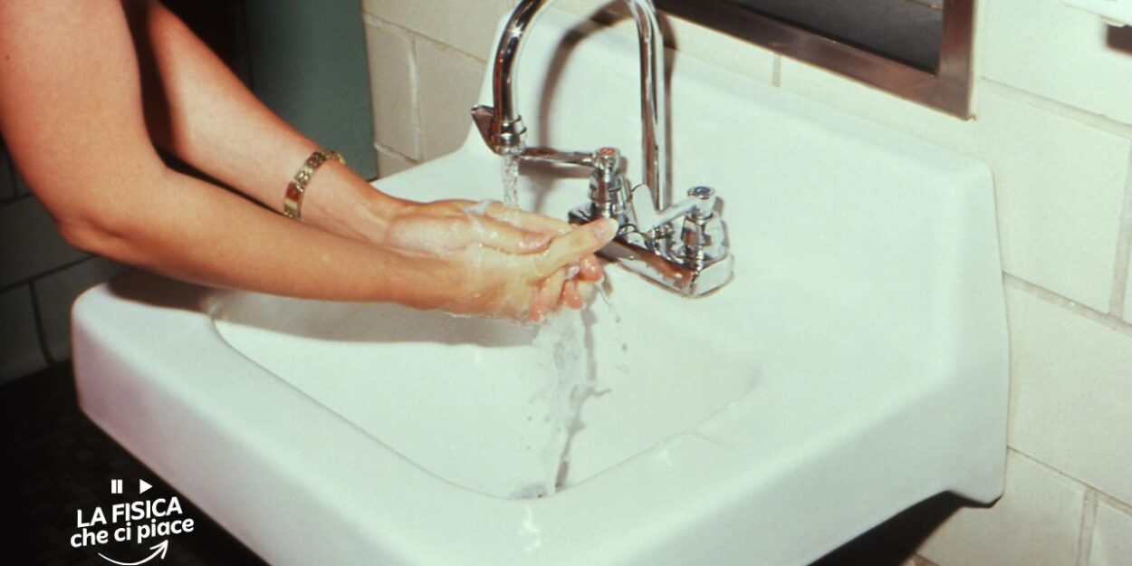 Basta un bastoncino per piegare l'acqua che esce dal rubinetto: l'esperimento divertente da fare con i più piccoli