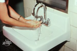 Basta un bastoncino per piegare l'acqua che esce dal rubinetto: l'esperimento divertente da fare con i più piccoli