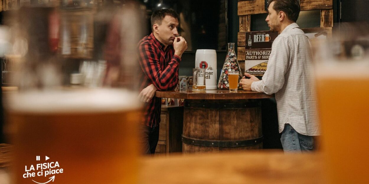 Devi stappare una birra ma non hai un apribottiglie: ti basta una scarpa e sei pronto a gustarti la tua bibita