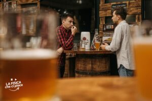 Devi stappare una birra ma non hai un apribottiglie: ti basta una scarpa e sei pronto a gustarti la tua bibita
