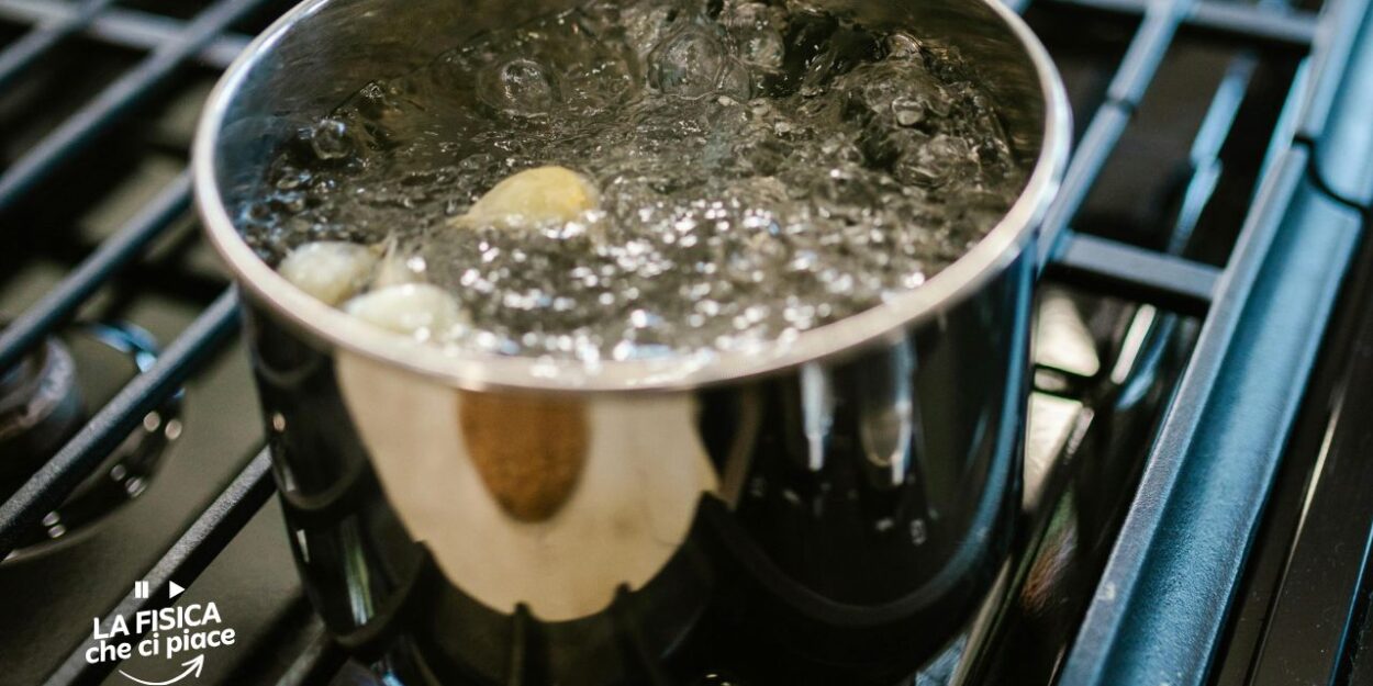 Hai sempre messo il sale dopo per far bollire prima l'acqua: cosa succede veramente nella tua pentola, la spiegazione ti sorprenderà