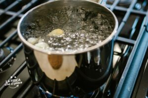 Hai sempre messo il sale dopo per far bollire prima l'acqua: cosa succede veramente nella tua pentola, la spiegazione ti sorprenderà