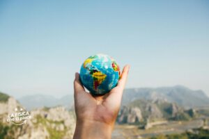 Quante volte basta piegare un foglio di carta per coprire la distanza tra la Terra e la Luna?