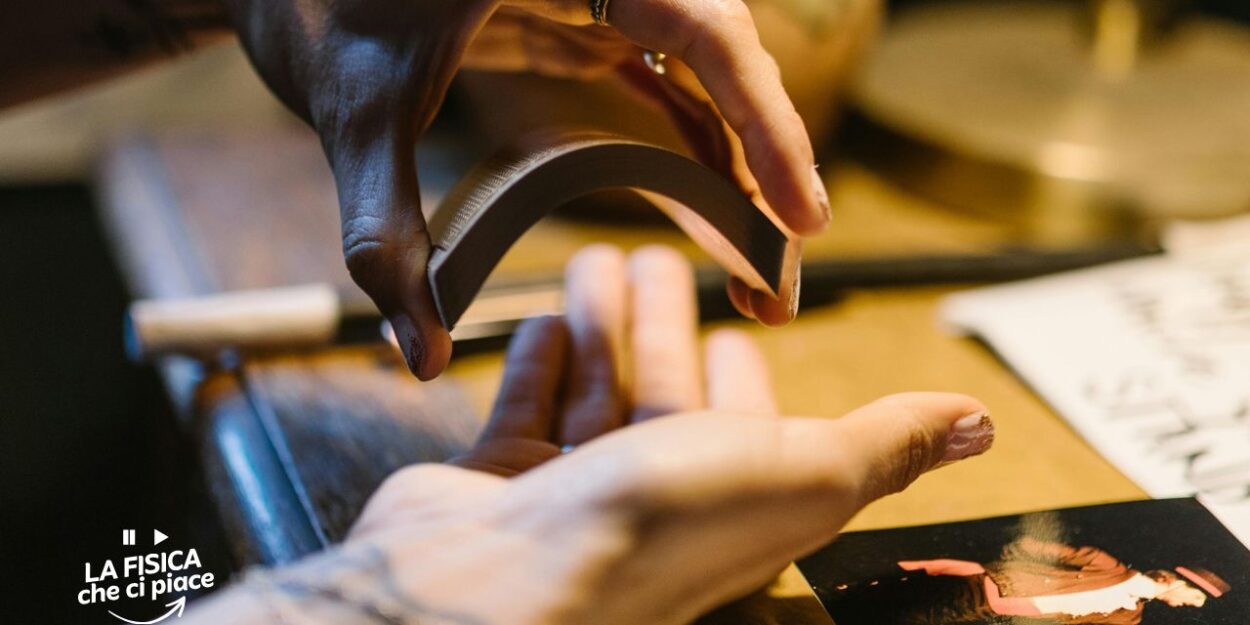 Lascia senza parole i tuoi amici: per fare un trucco di magia ti bastano due elastici, ecco come fare