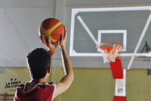 Il tiro perfetto a canestro dipende da quanta fisica ci metti: i migliori giocatori fanno così