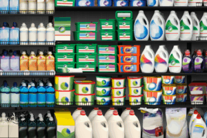 Prima di comprare un detersivo, leggi attentamente l'etichetta: ogni ingrediente ti rivela quando e come usarli al meglio