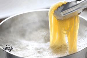 Ogni volta che cuoci la pasta consumi molta energia ma è possibile cuocerla a fuoco spento: ecco come