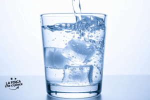 Prendi un bicchiere pieno d'acqua e fallo ruotare, l'acqua non si rovescerà: sembra impossibile ma è facilmente spiegabile dalla fisica