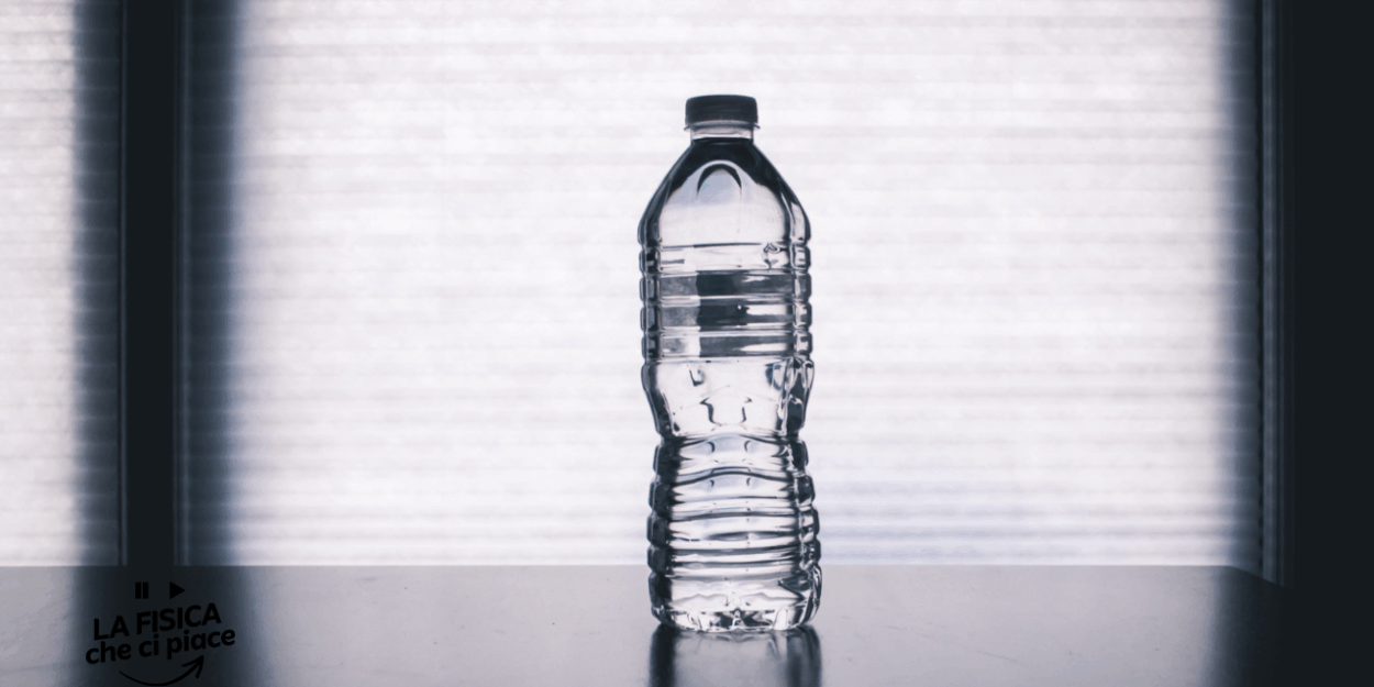 Ti basta una bottiglia d'acqua con due fori per spiegare uno delle più belle e semplici leggi della fisica