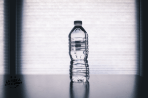 Ti basta una bottiglia d'acqua con due fori per spiegare uno delle più belle e semplici leggi della fisica