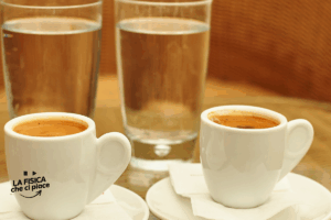 Al bar bevi prima l'acqua o il caffè? Sicuramente hai sbagliato in tutti questi anni: lo dice la fisica