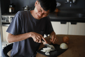 Ogni volta che tagli la cipolla ti metti a piangere: io ho provato questi metodi, non ho più versato una lacrima