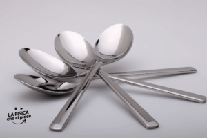 Far attaccare senza colla due cucchiai è possibile grazie alla fisica: l'esperimento che sembra magia