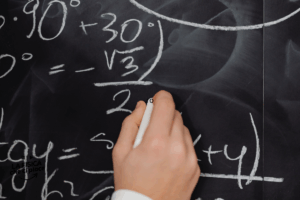 Che fastidio il fischio prodotto dal gessetto sulla lavagna, ma se lo spezzi non lo fa più: ecco perché