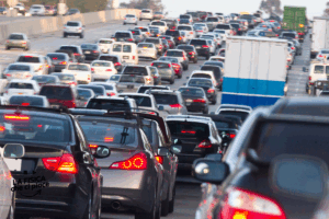 Traffico in autostrada, ogni volta le macchine si rallentano senza motivo: colpa di questa abitudine