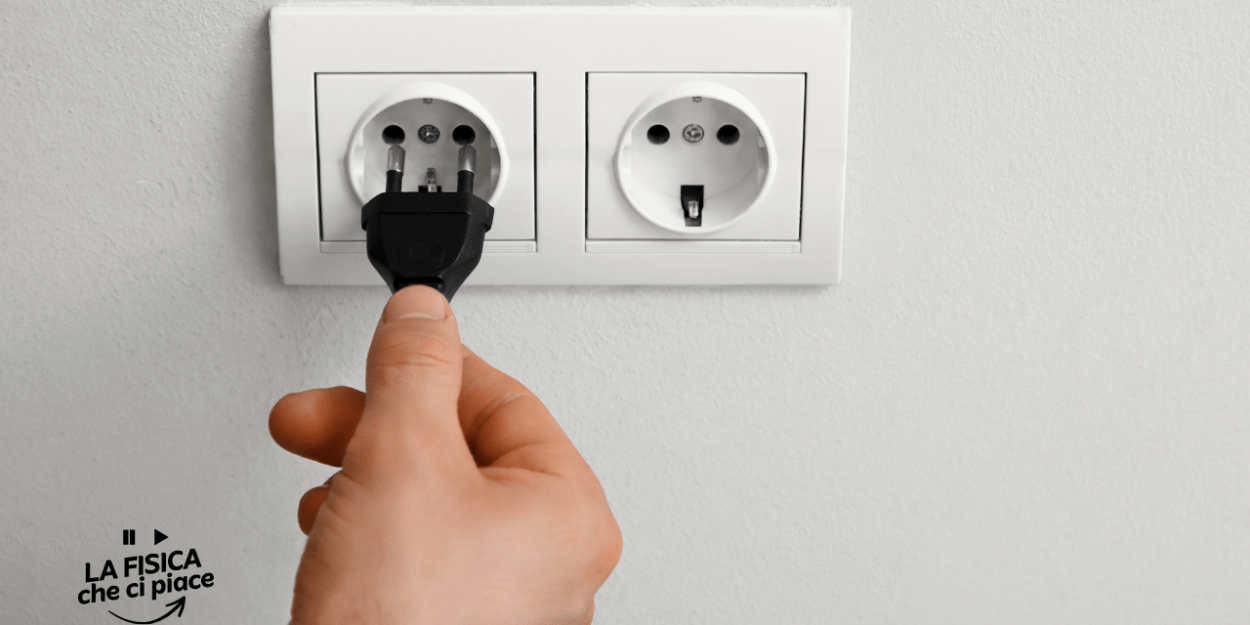 Quando inserisci la spina di corrente la presa fa le scintille: ecco perché accade
