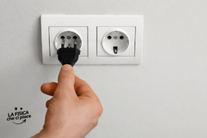 Quando inserisci la spina di corrente la presa fa le scintille: ecco perché accade