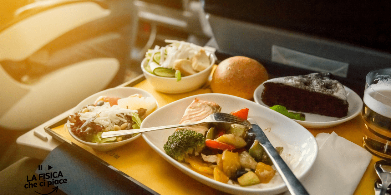 Ogni volta in aereo il cibo non ti sa di nulla, non è colpa tua e neanche della preparazione: è lui il responsabile