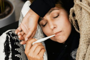 Perché abbiamo freddo e tremiamo quando abbiamo la febbre? Colpa di questo fattore qua