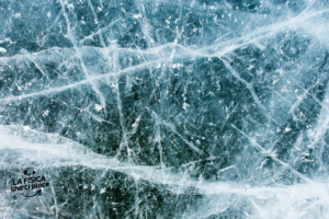 Perché il ghiaccio è scivoloso? La risposta sorprende anche gli scienziati
