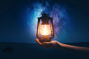 Questa lanterna si comporta come un essere vivente: scatta, ruota e si trasforma in più forme da sola, senza motori