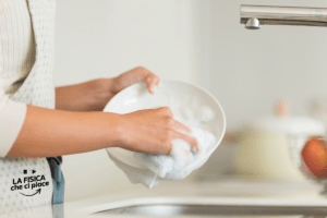 Stai lavando i piatti nel modo sbagliato, questo errore lo fanno tutti: il trucco scientifico per piatti perfetti senza fatica