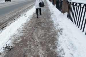 Ogni volta che arrivano le basse temperature viene buttato il sale sulle strade: a cosa serve davvero?