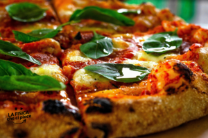 Non mangiare il bordo della pizza, se lo trovi così lascialo nel piatto: fa male, ecco perché